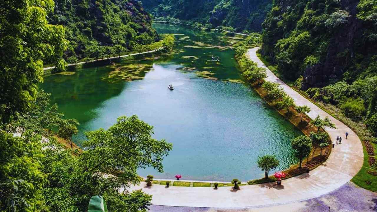 High viewpoint of the emerald lake at Am Tien Cave, known as Tuyet Tinh Coc in Ninh Binh.