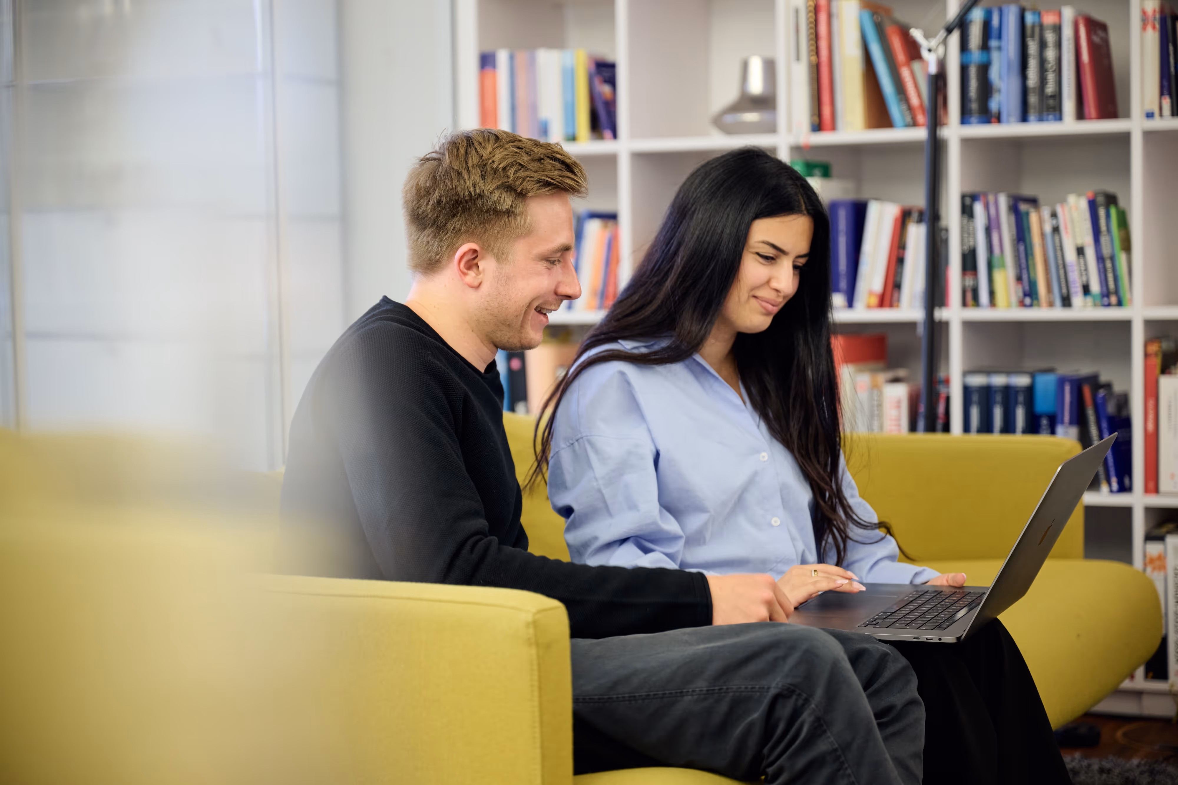 red pepper teammitglieder arbeiten am laptop