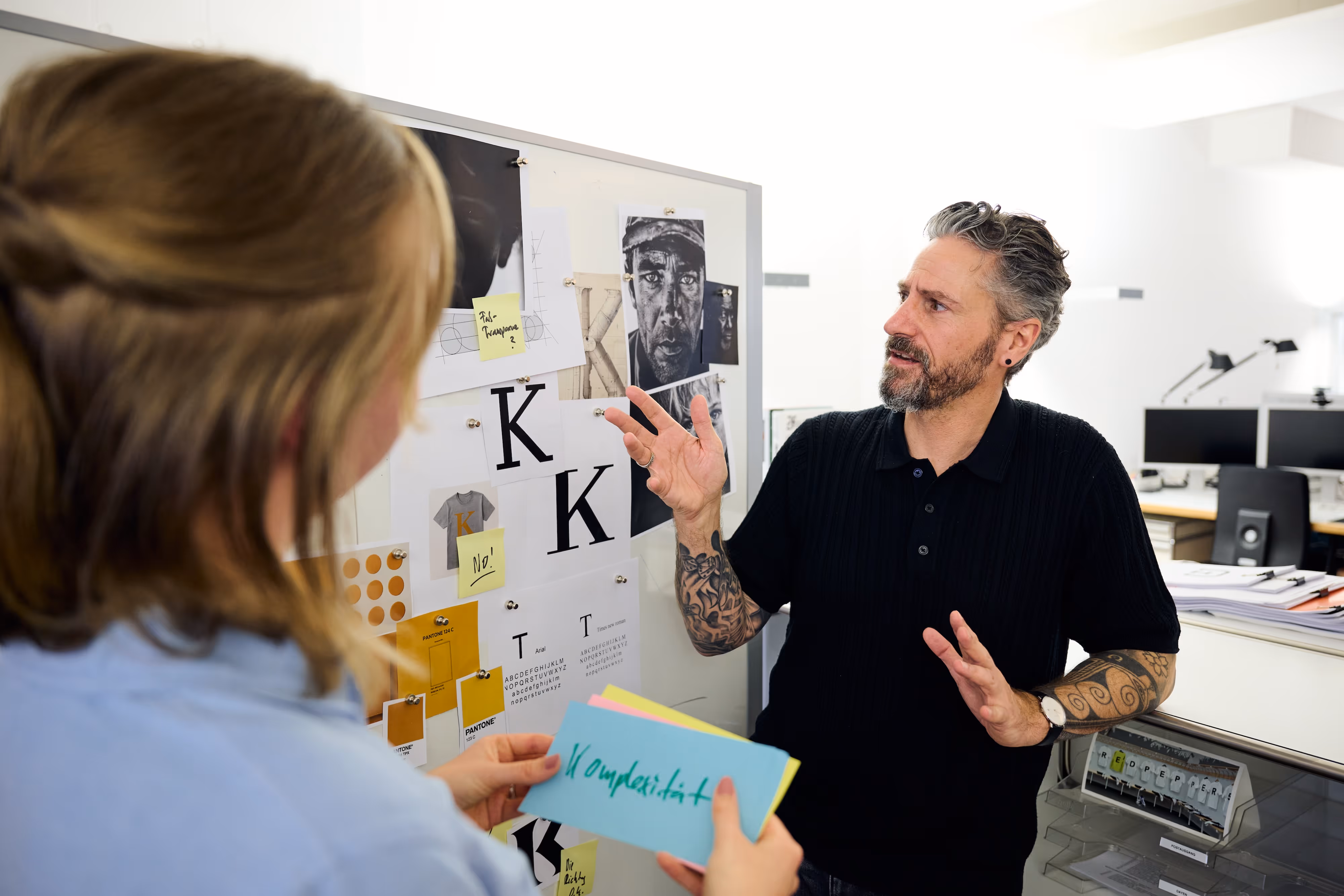 zwei personen erarbeiten eine marke an einer pinwand