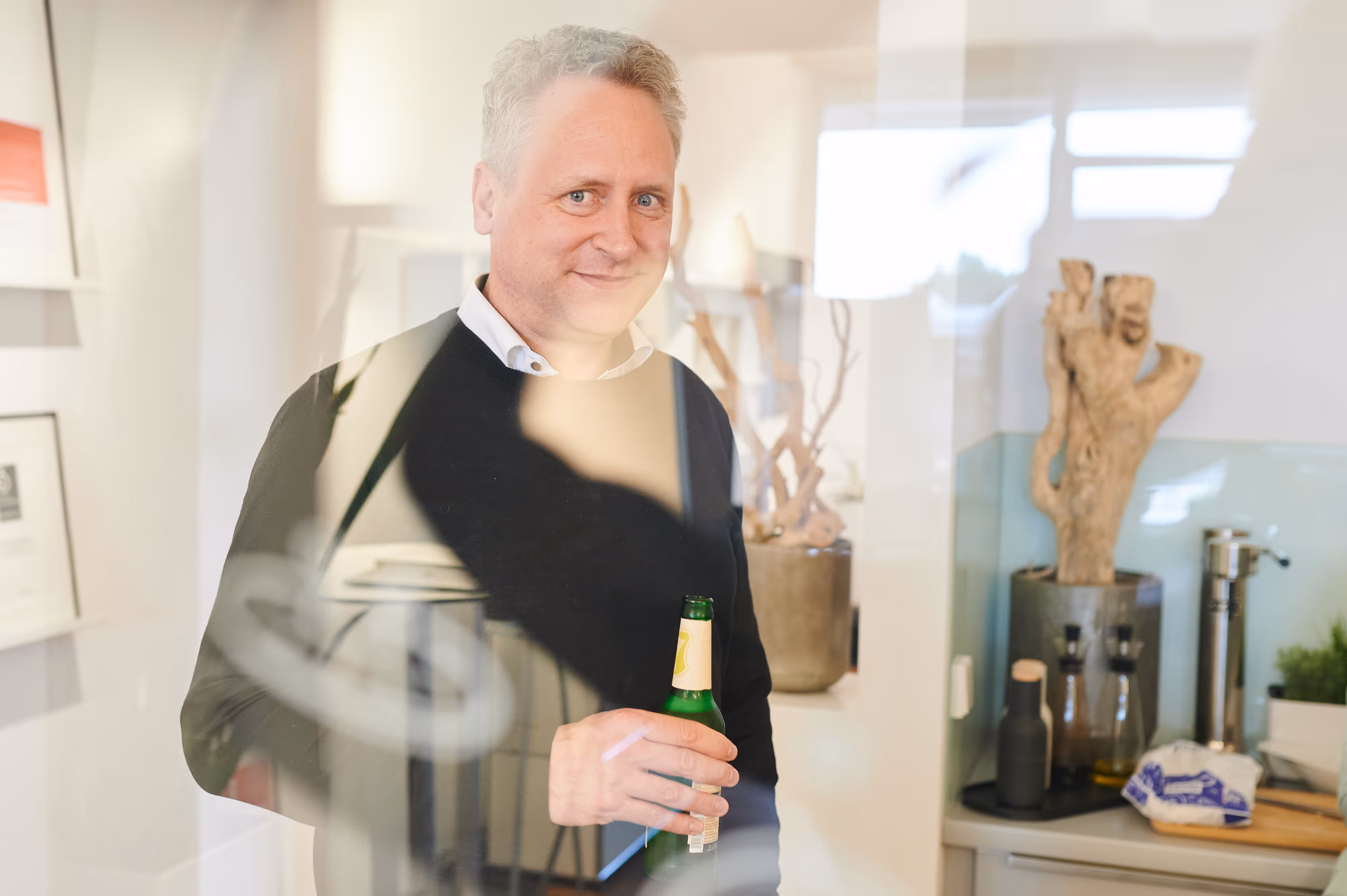 jan weller mit getränk in der hand