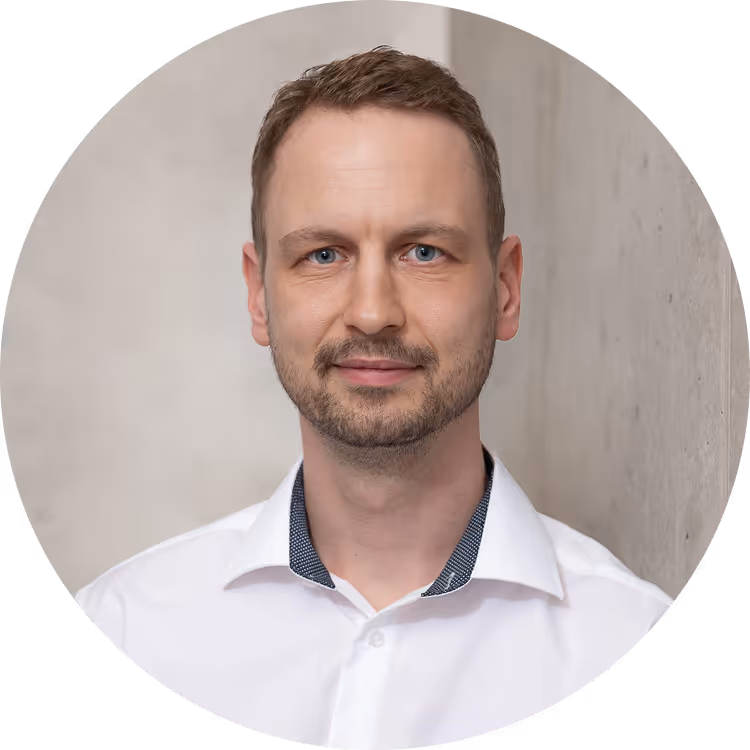 Dr. Thomas Peter mit weißem Hemd.