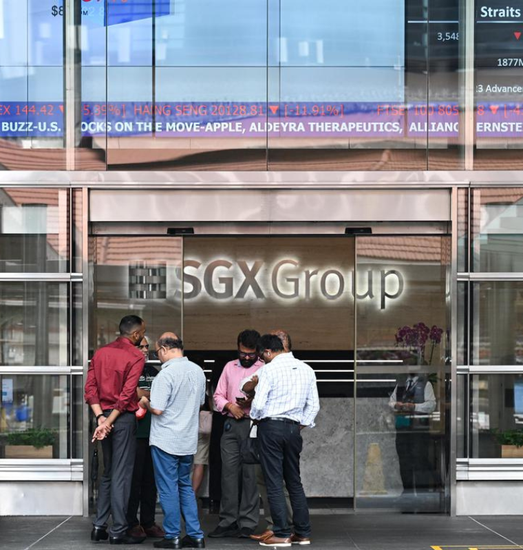 Singapore Stocks Hit All-Time High as Asian Markets React to Fed Remarks and Tariff Tensions