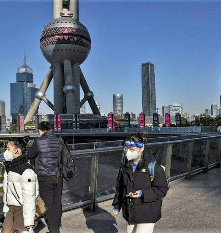 China’s Economic Momentum Cools as Trade Tensions and Property Slump Drag Growth