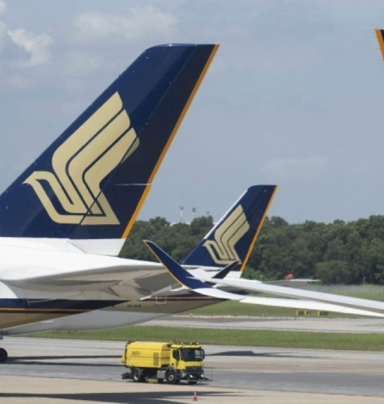 Singapore Airlines Shares Sink Over 8% Amid Steep Drop in Q1 Profits