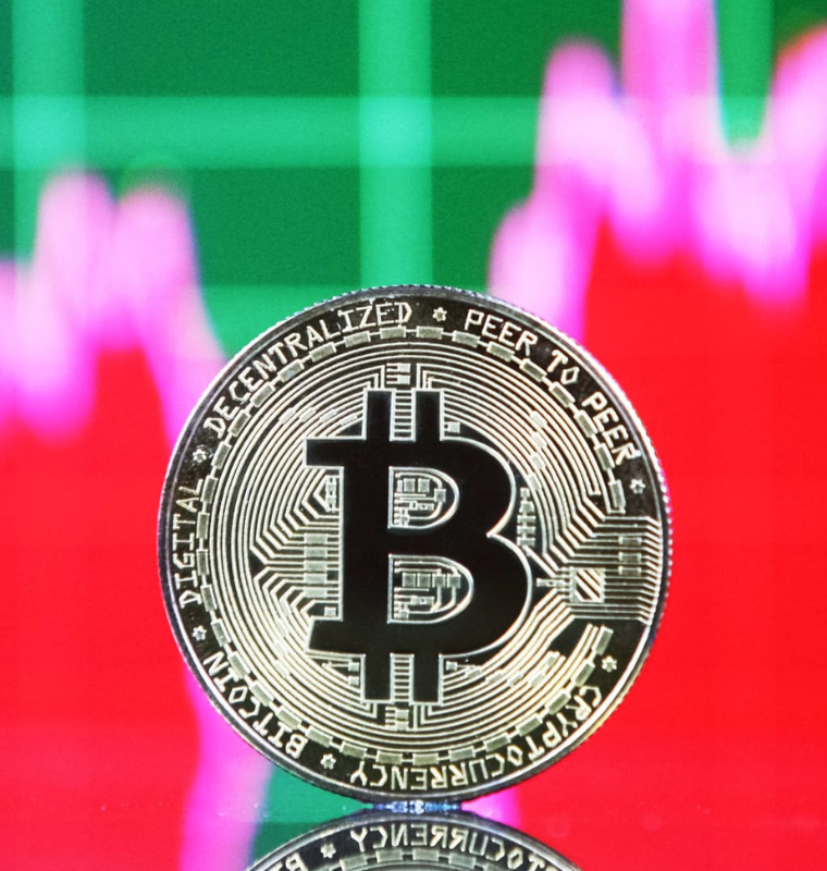 Analysts Flag Signs of an Overheated Crypto Rally After Bitcoin Slips ~3% from Record