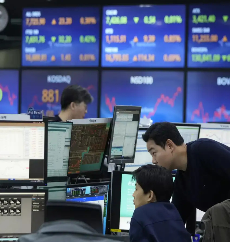 Bitcoin Holds Steady Near Ninety Thousand as Asian Markets React to Federal Reserve Uncertainty