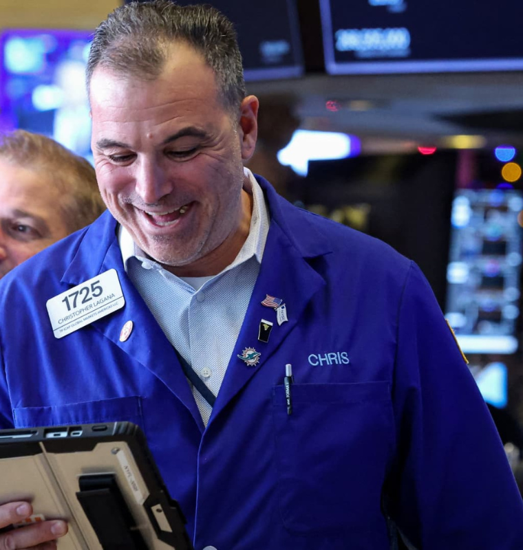 Crypto Markets Take a Year-End Pause as Equities Rally