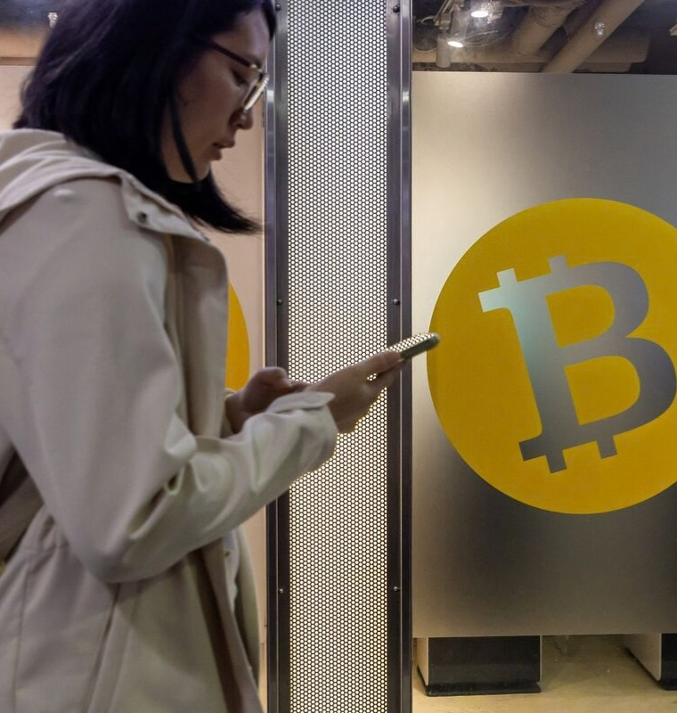 Bitcoin Holds Firm Above 70000 as Global Assets Rebound