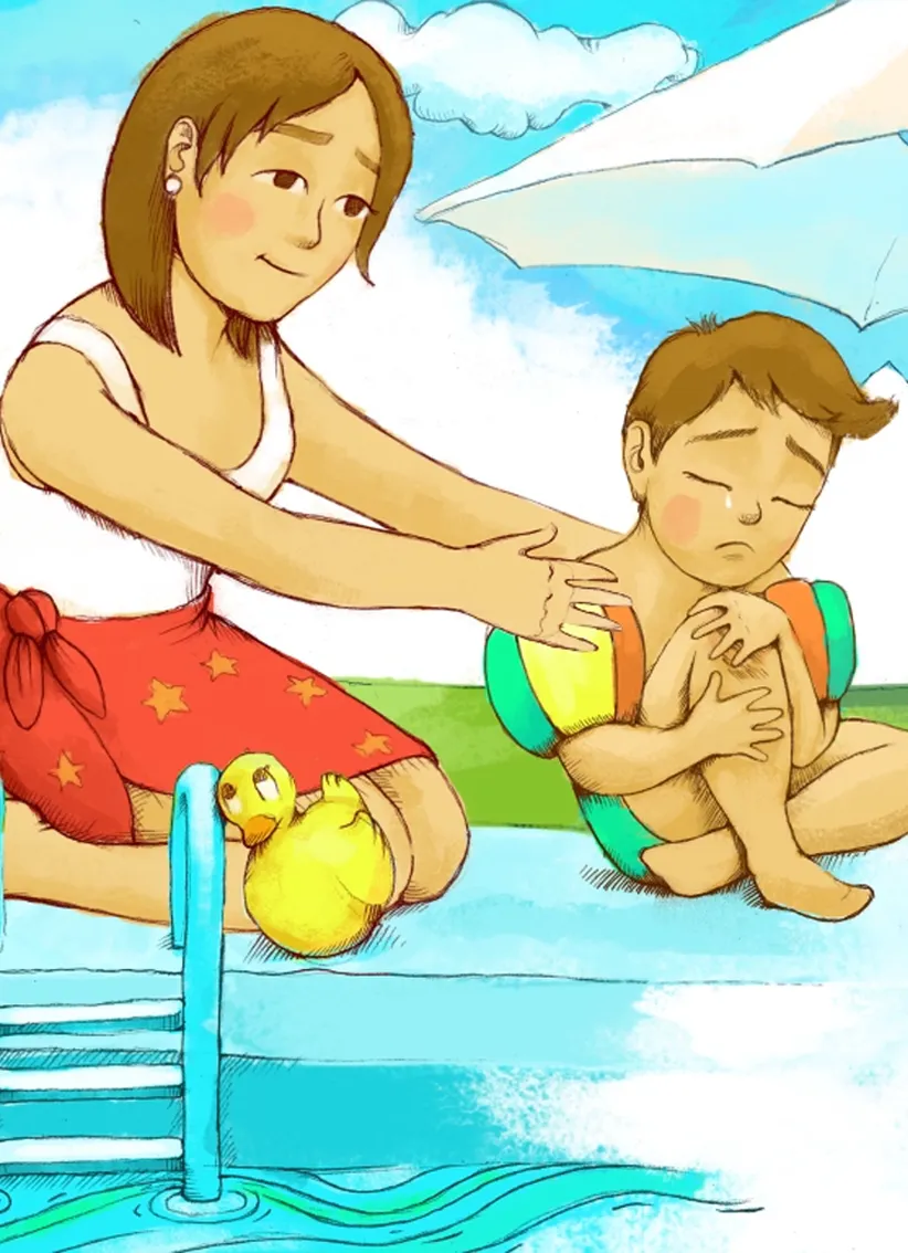 madre cuida a niño en piscina