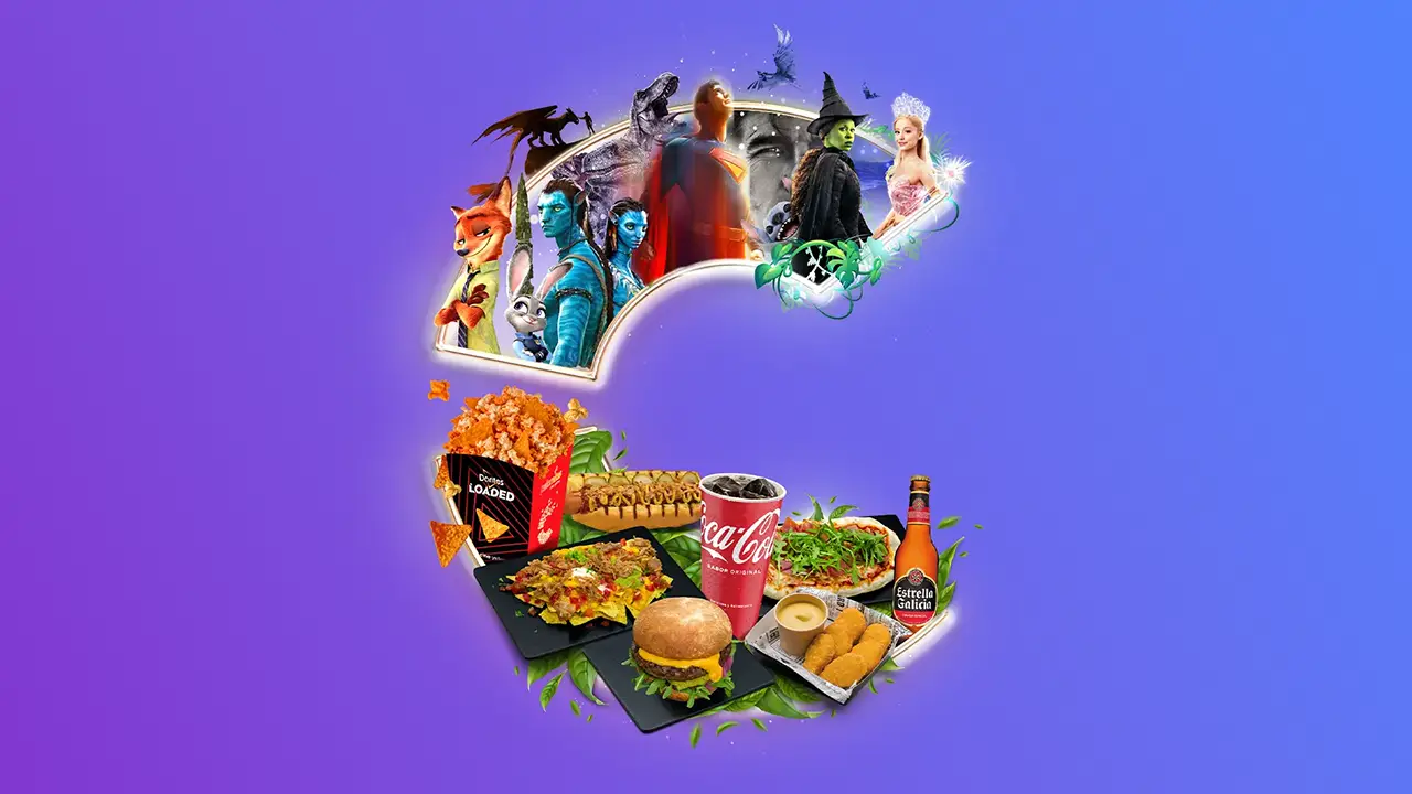 C para convencion de gerentes del cine con palomitas Doritos, hot dog, nachos, hamburguesa, refresco Coca-Cola, pizza, nuggets con salsa y cerveza Estrella Galicia, con personajes de películas animadas y de superhéroes arriba.