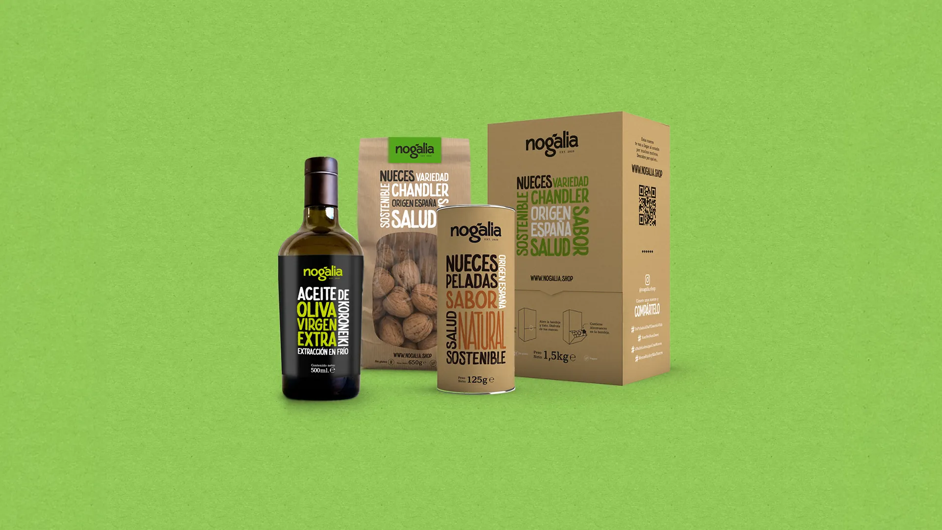 Productos Nogalia sobre fondo verde, incluyendo botella de aceite de oliva virgen extra, bolsa de nueces, lata de nueces peladas y caja de nueces.