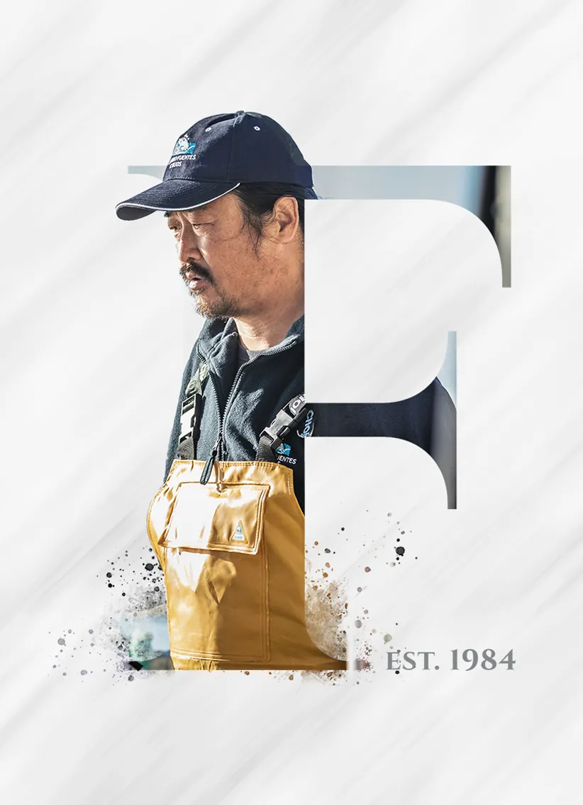 Dos cubos con diseño de terrazzo en colores naranja y beige, con un espejo cuadrado entre ellos sobre fondo gris.