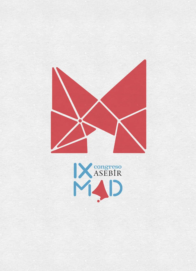 Tres botellas de vino fino de la marca Osborne, con etiquetas de colores azul, amarillo y rosa, sobre fondo blanco.