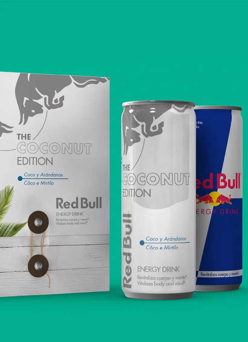 Montaje de exposición de Pepsico con mensajes sobre sostenibilidad y salud, muestra envases y productos con dos personas en el stand.