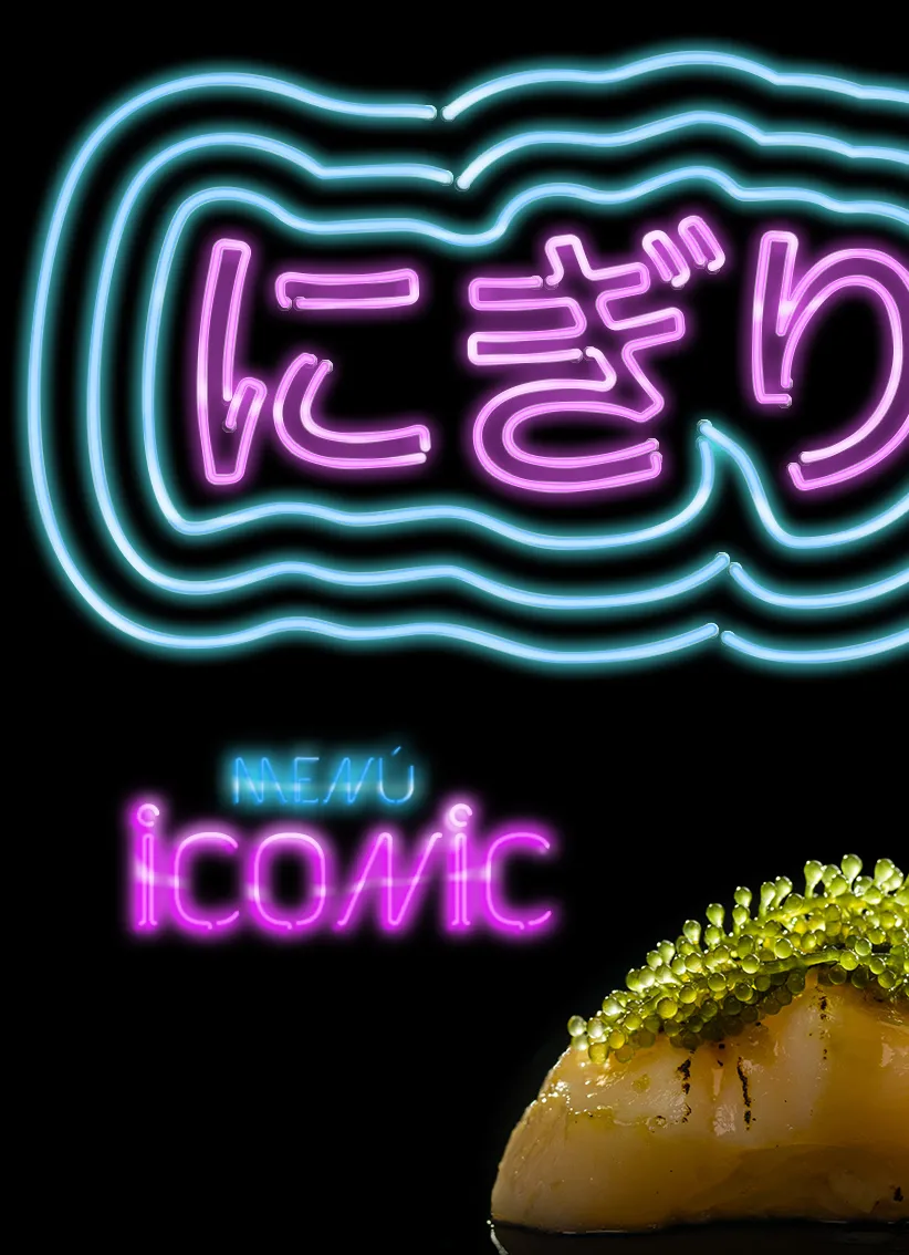 Montaje de exposición de Pepsico con mensajes sobre sostenibilidad y salud, muestra envases y productos con dos personas en el stand.