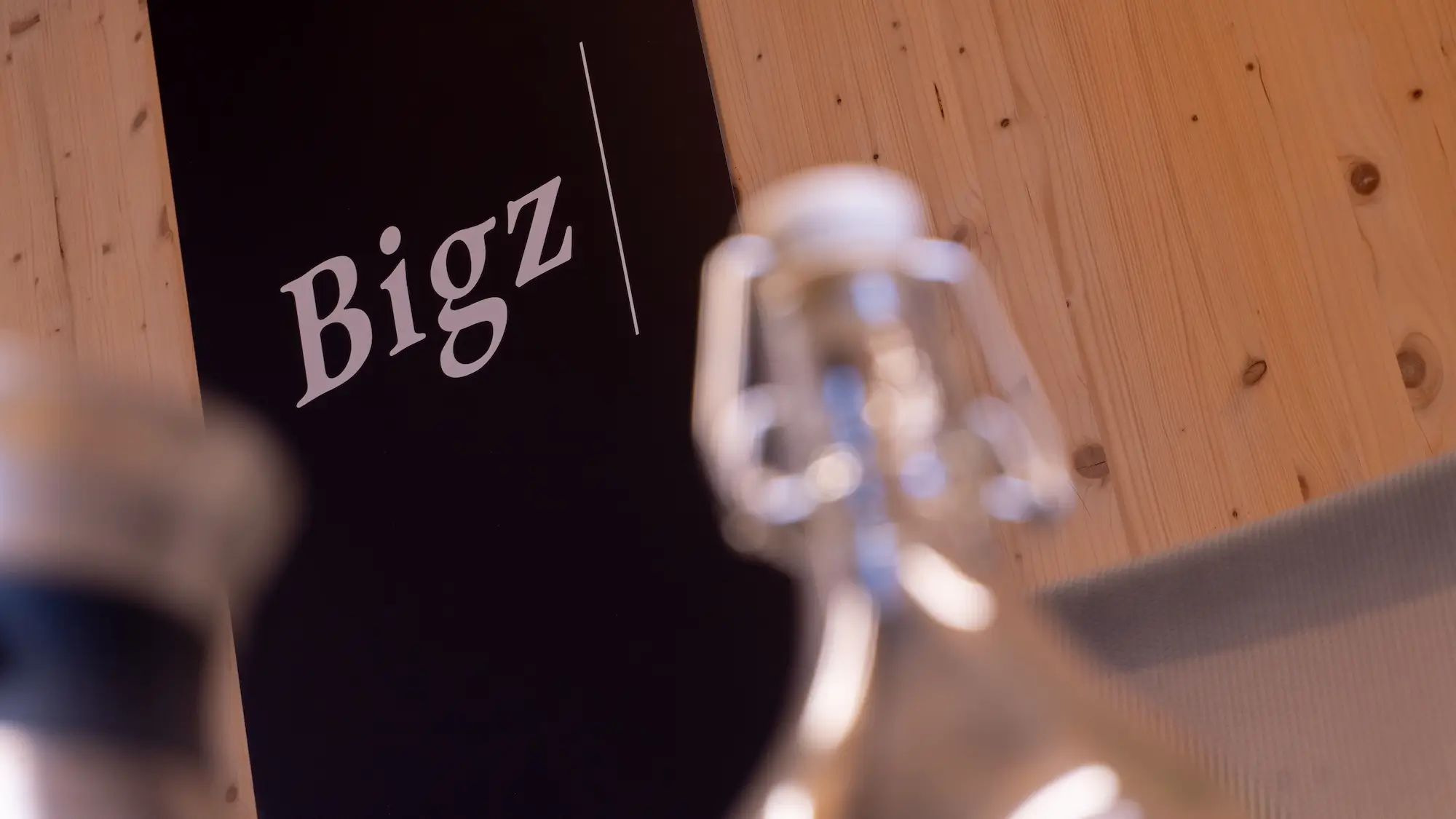 Banner med Bigz logo på kontoret