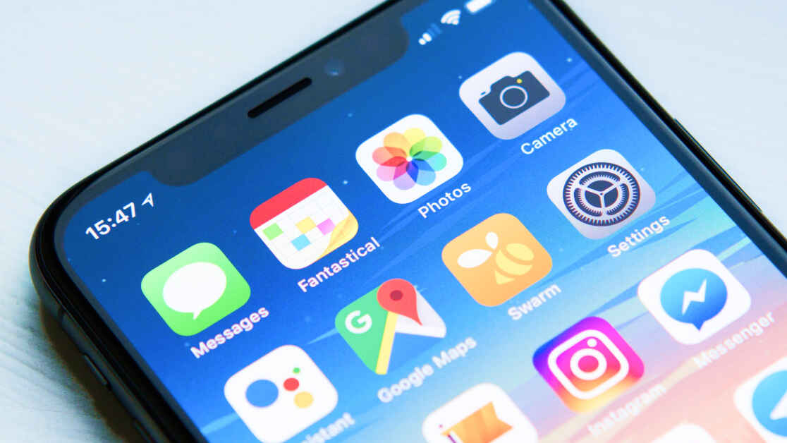 Social Media Stockfootage. Zusehen ist ein mobiles Endgerät, welches auf einem neutralen Hintergrund befindet
