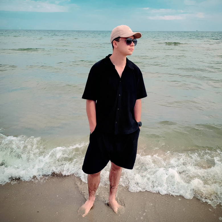 Eine Mann vor einem Porsche GT3 Cup Auto, welcher freundlich schaut.