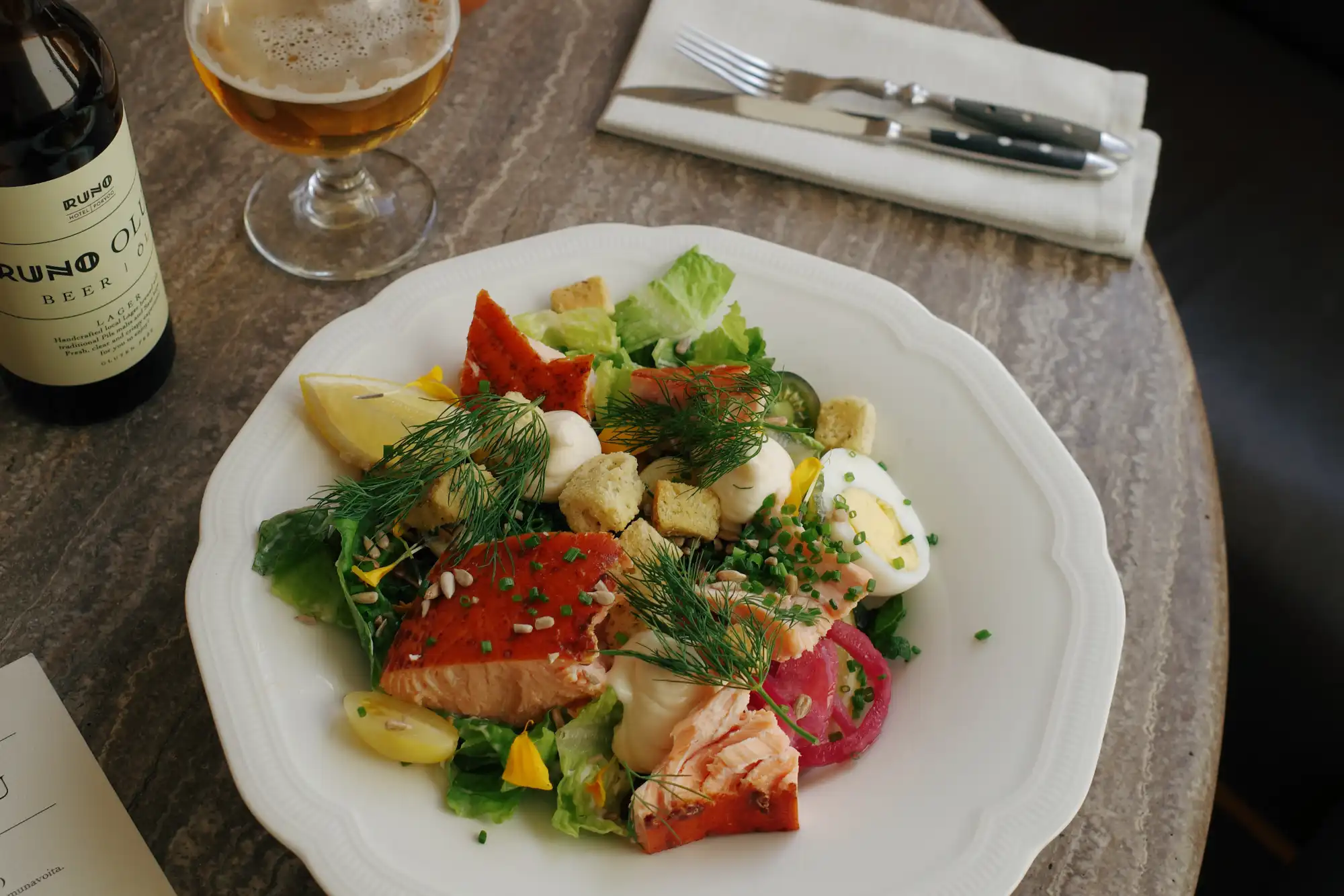 Herkullinen lohisalaatti ja RUNO-olut
