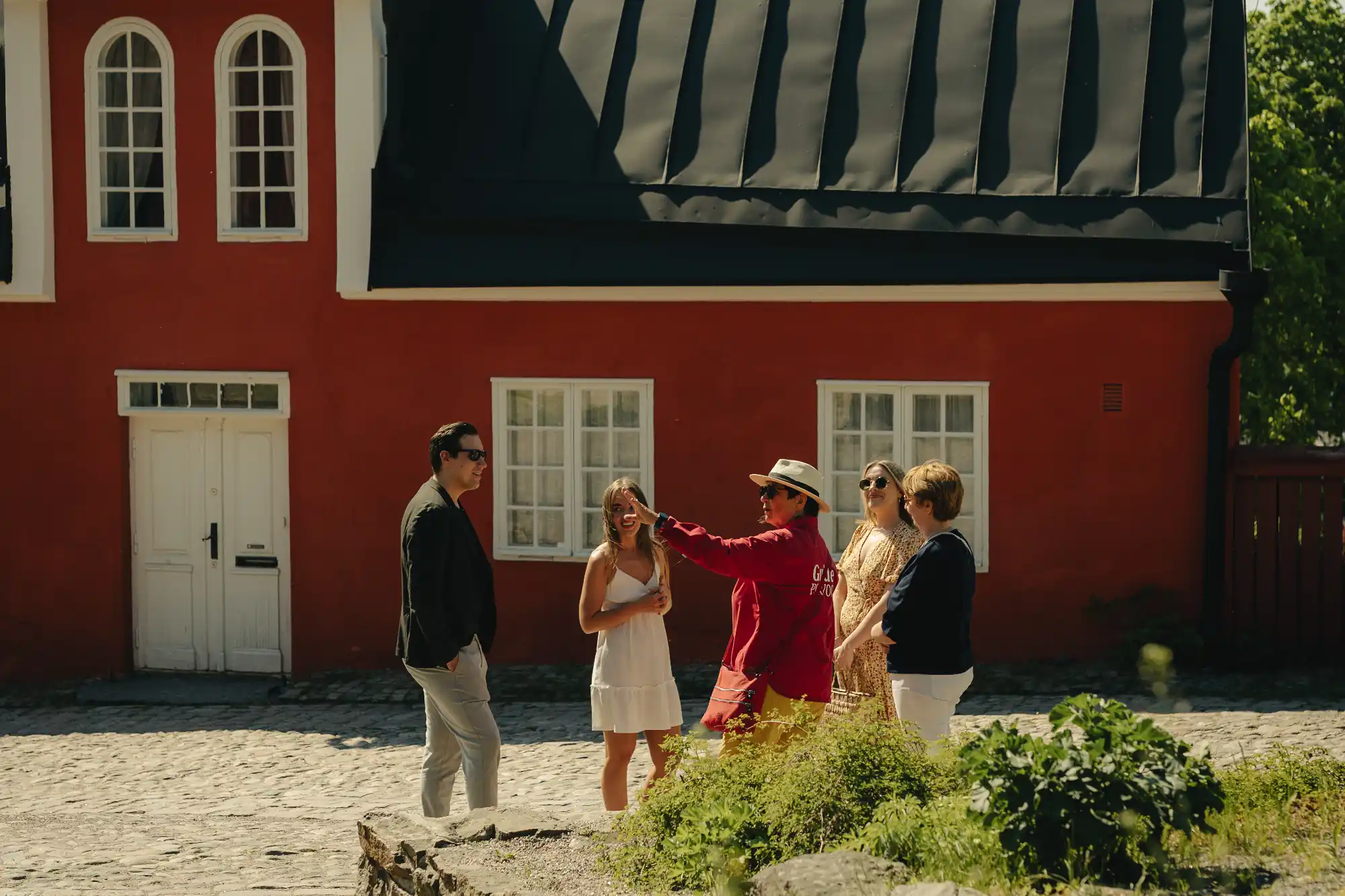 ihmiset ihailevat aurinkoista Vanhaa Porvoota