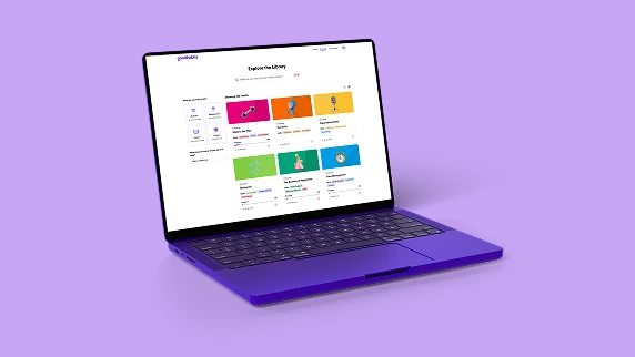 Ein Laptop auf einer lila Oberfläche mit dem GoodHabitz-Logo-Symbol auf dem Bildschirm.