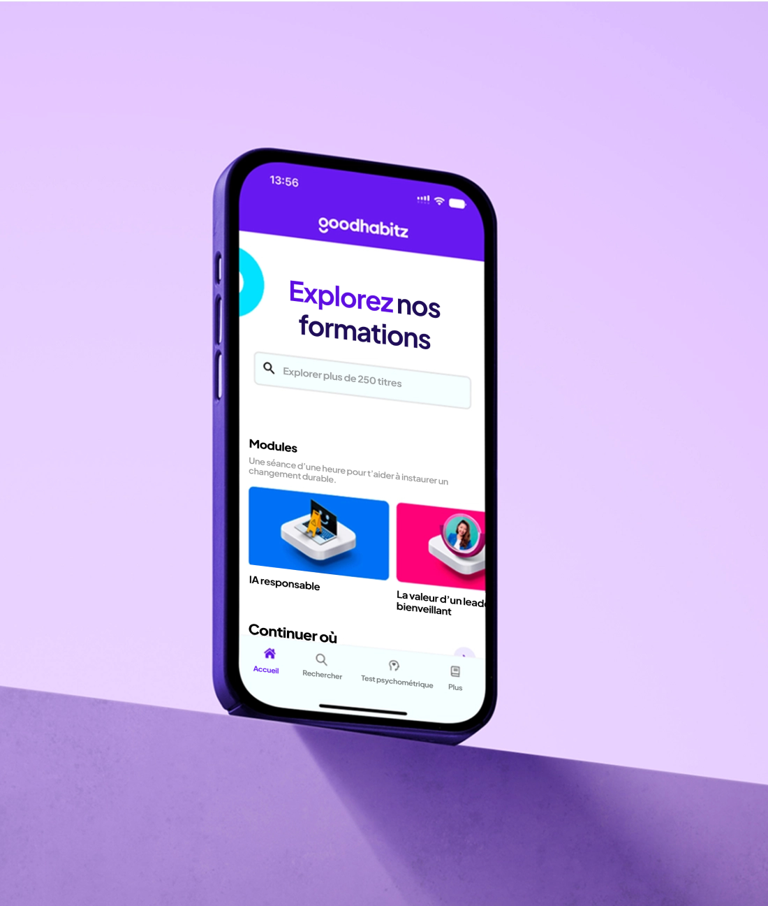 Un smartphone affichant l’interface de l’application GoodHabitz, avec une barre de recherche, des cours mis en avant et des options de navigation, sur un fond dégradé violet.