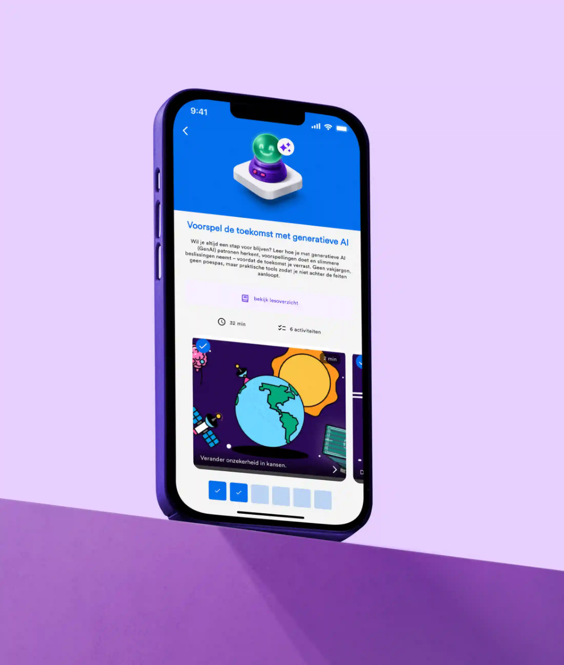 Een smartphone met de GoodHabitz appinterface, met een zoekbalk, aanbevolen cursussen en navigatieopties, tegen een paarse verloopachtergrond.