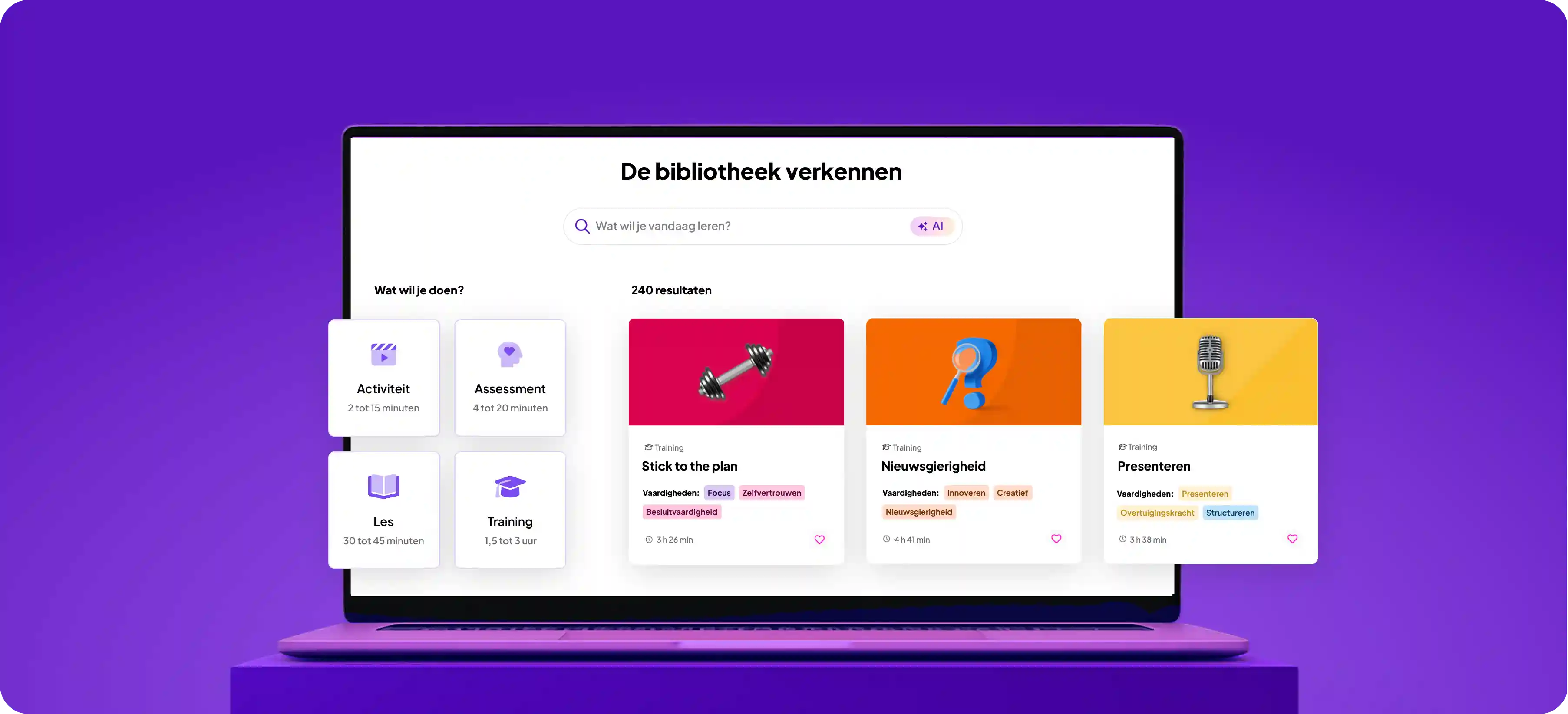 Open laptop met de GoodHabitz bibliotheekzoekfunctie in het Engels, met een zoekbalk, opties om activiteitstype of duur te selecteren, en aanbevolen lessen en cursussen als kleurrijke kaarten op een paarse achtergrond.