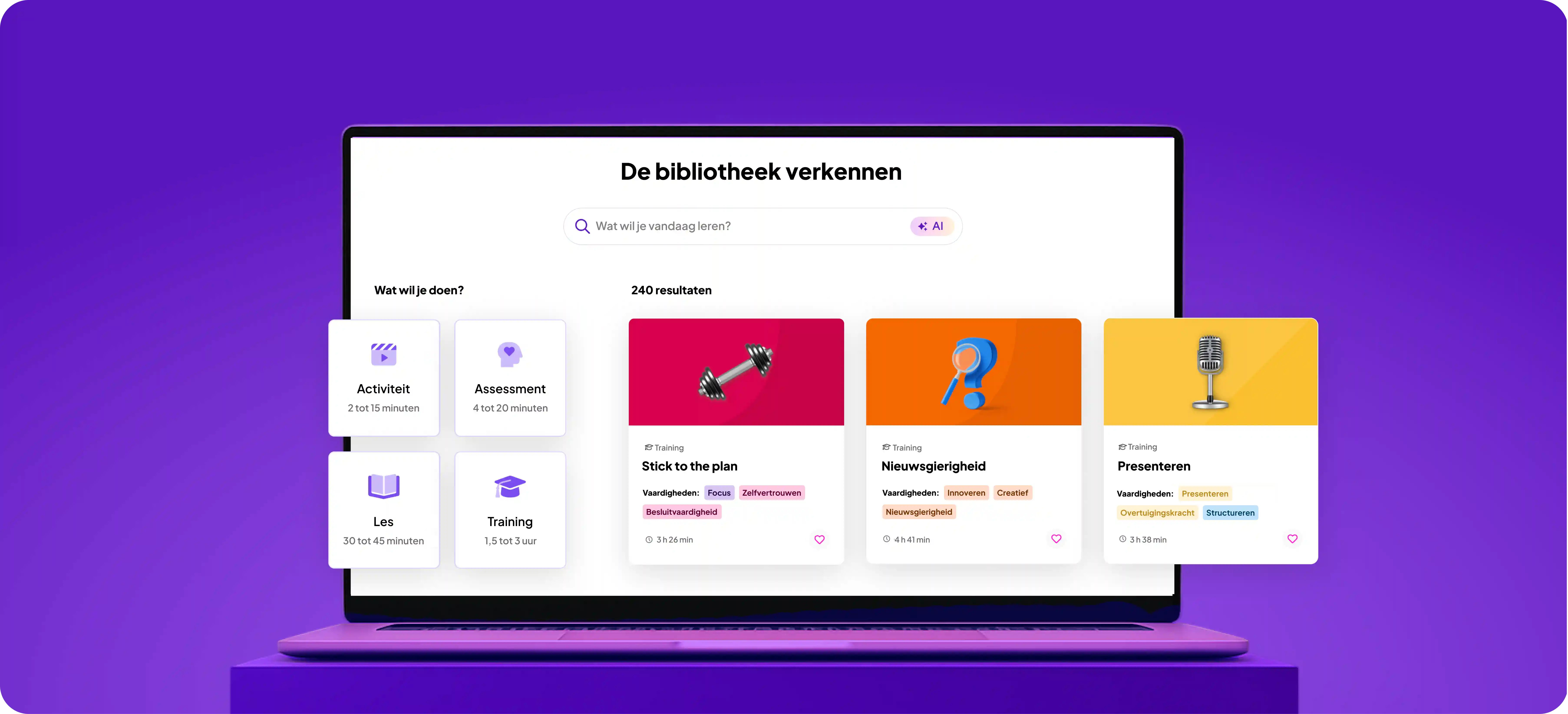 Open laptop met de GoodHabitz bibliotheekzoekfunctie in het Engels, met een zoekbalk, opties om activiteitstype of duur te selecteren, en aanbevolen lessen en cursussen als kleurrijke kaarten op een paarse achtergrond.