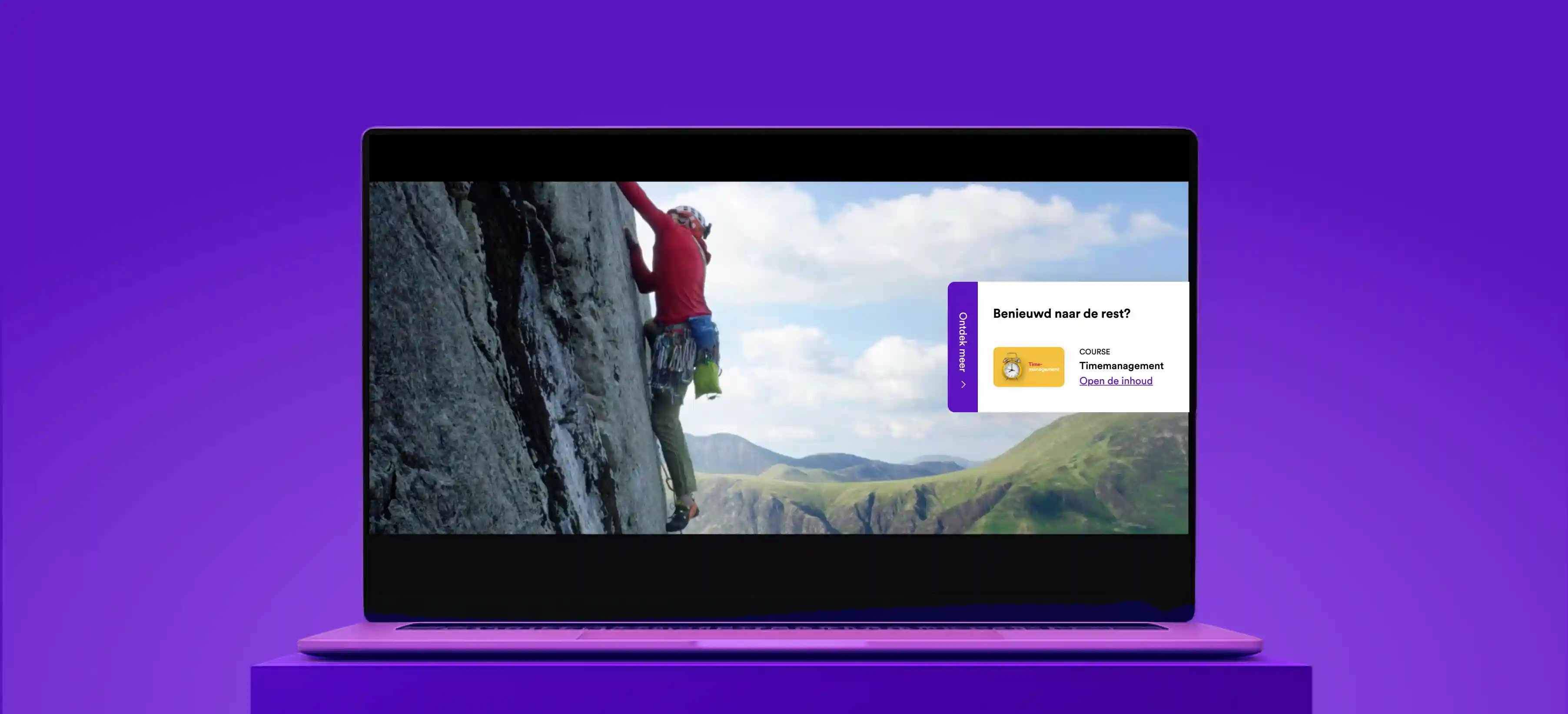 Een laptop op een paars platform toont een GoodHabitz-activiteiten­scherm, met een video van iemand die aan het rotsklimmen is en een interactieve overlay met cursusaanbevelingen, die het aanbod aan activiteiten op het GoodHabitz leerplatform illustreert.