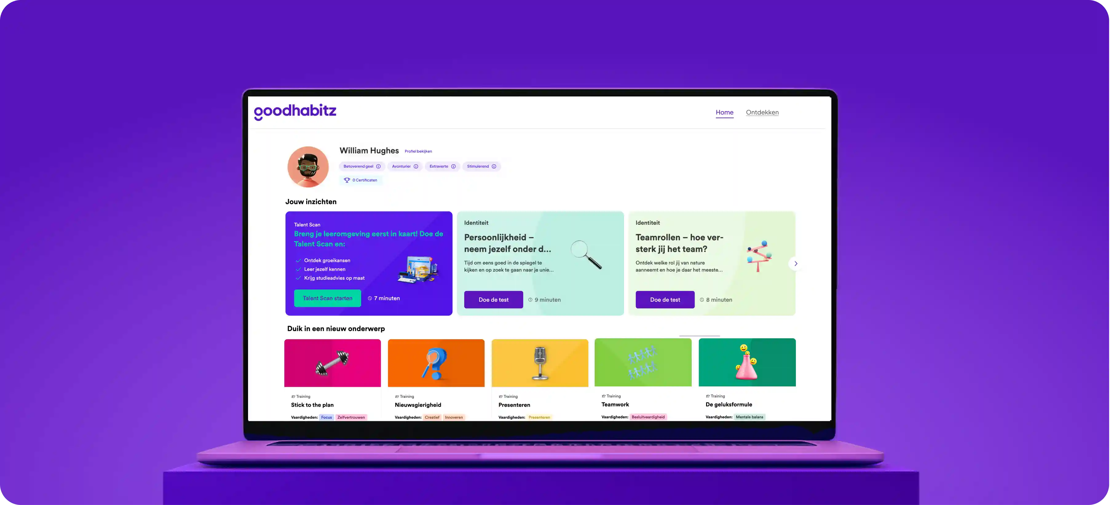 Open laptop met de GoodHabitz homepage in het Engels, met talentscan-opties, persoonlijkheids- en teamrollentests en een gepersonaliseerde leerlijst met cursussen met kleurrijke pictogrammen op een paarse achtergrond.
