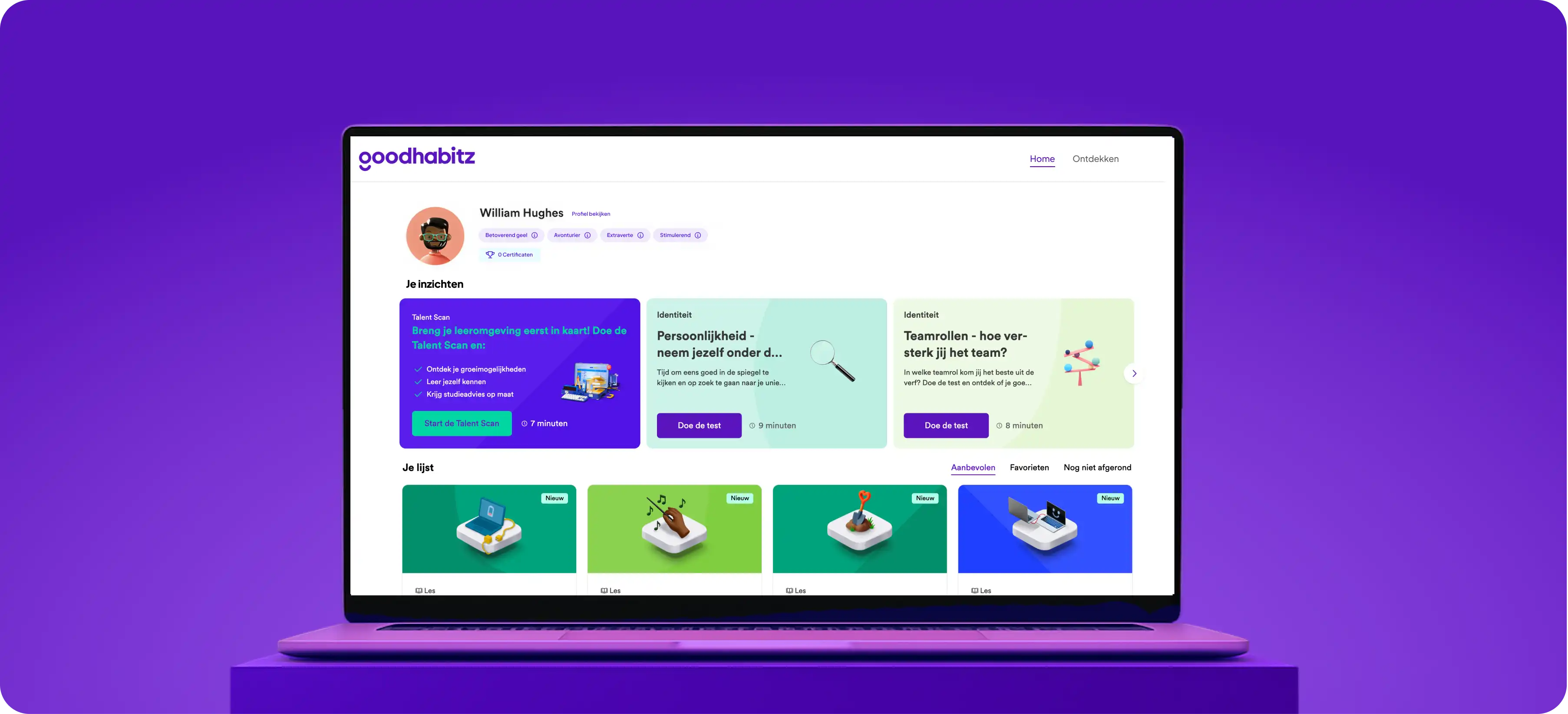 Open laptop met de GoodHabitz homepage in het Engels, met talentscan-opties, persoonlijkheids- en teamrollentests en een gepersonaliseerde leerlijst met cursussen met kleurrijke pictogrammen op een paarse achtergrond.