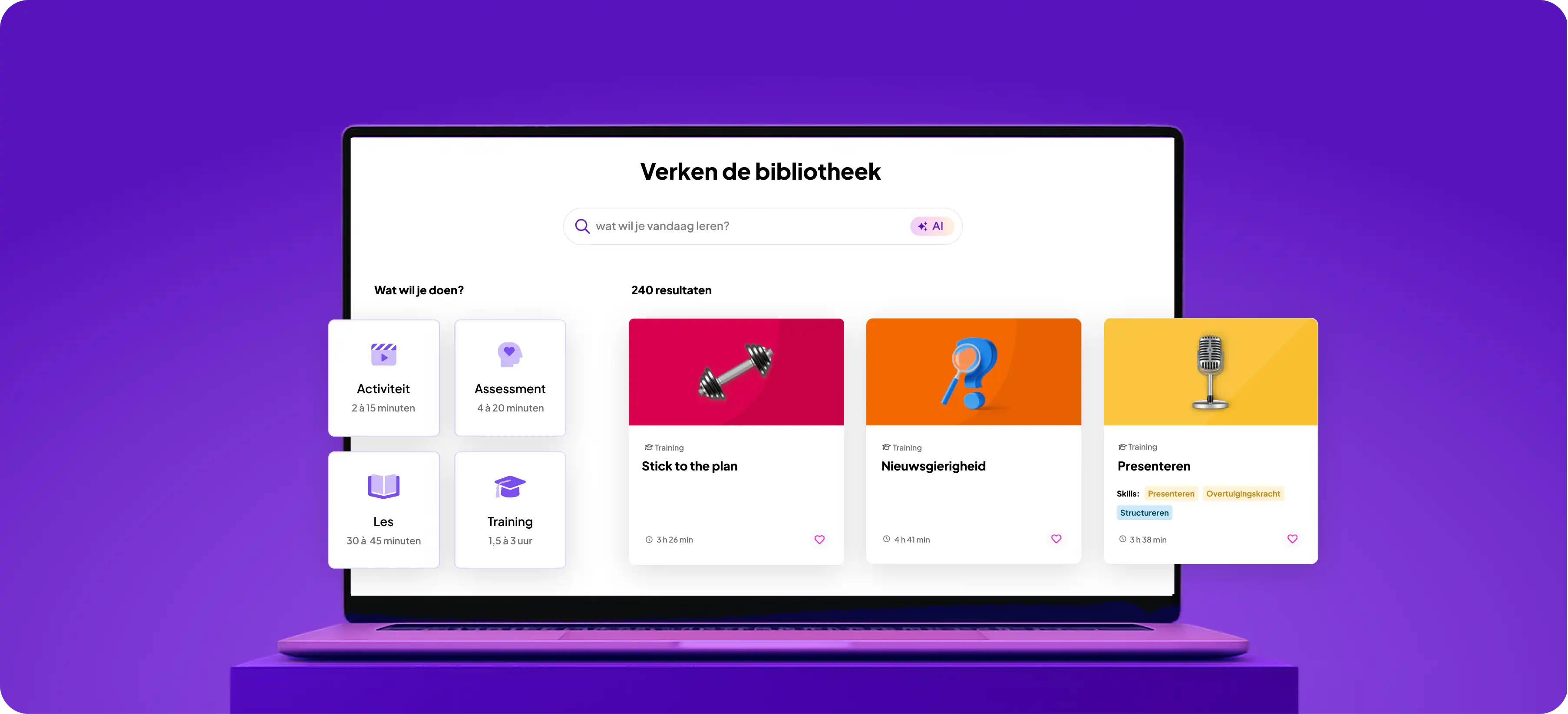 Open laptop met de GoodHabitz bibliotheekzoekfunctie in het Engels, met een zoekbalk, opties om activiteitstype of duur te selecteren, en aanbevolen lessen en cursussen als kleurrijke kaarten op een paarse achtergrond.