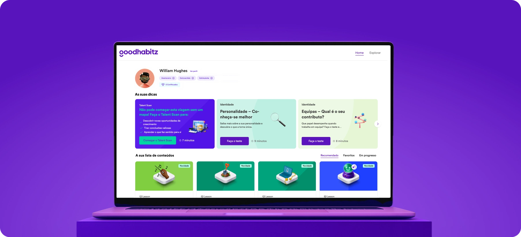 Portátil aberto a mostrar a página inicial da GoodHabitz em inglês, com opções de talent scan, testes de personalidade e papéis de equipa, e uma lista de aprendizagem personalizada de cursos com ícones coloridos sobre um fundo roxo.