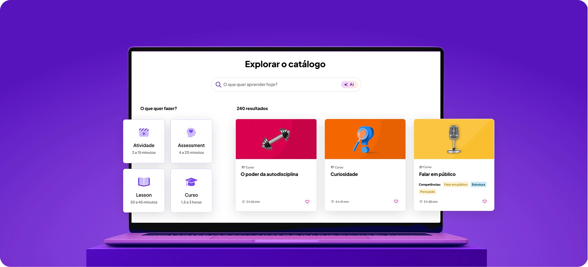 Portátil aberto para mostrar a pesquisa da biblioteca da GoodHabitz em inglês, com uma barra de pesquisa, opções para selecionar tipo de atividade ou duração, e lições e cursos recomendados apresentados como cartões de cores sobre um fundo roxo.