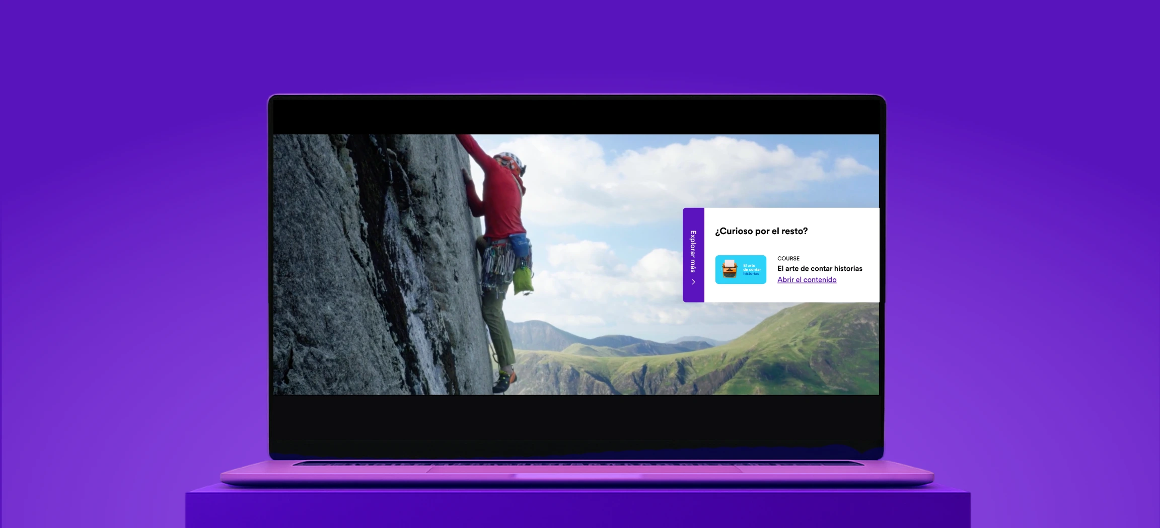 Un portátil sobre una plataforma morada muestra una pantalla de actividad de GoodHabitz, con un video de una persona escalando roca y una superposición interactiva de sugerencias de cursos, que ilustra la variedad de actividades disponibles en la plataforma de aprendizaje GoodHabitz.