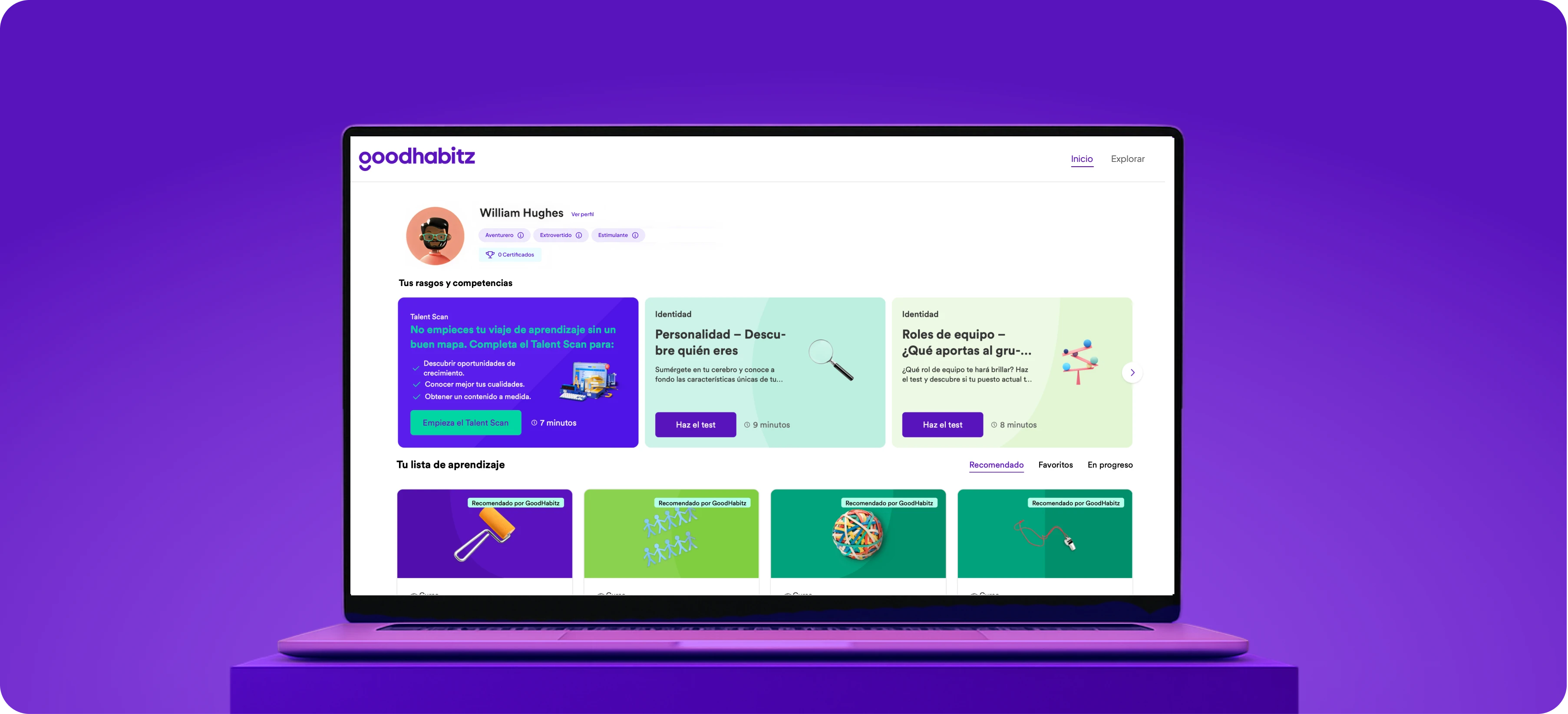Portátil abierto que muestra la página de inicio de GoodHabitz en inglés, con opciones de Talent Scan, pruebas de personalidad y roles de equipo, y una lista de aprendizaje personalizada de cursos con iconos coloridos sobre un fondo morado.