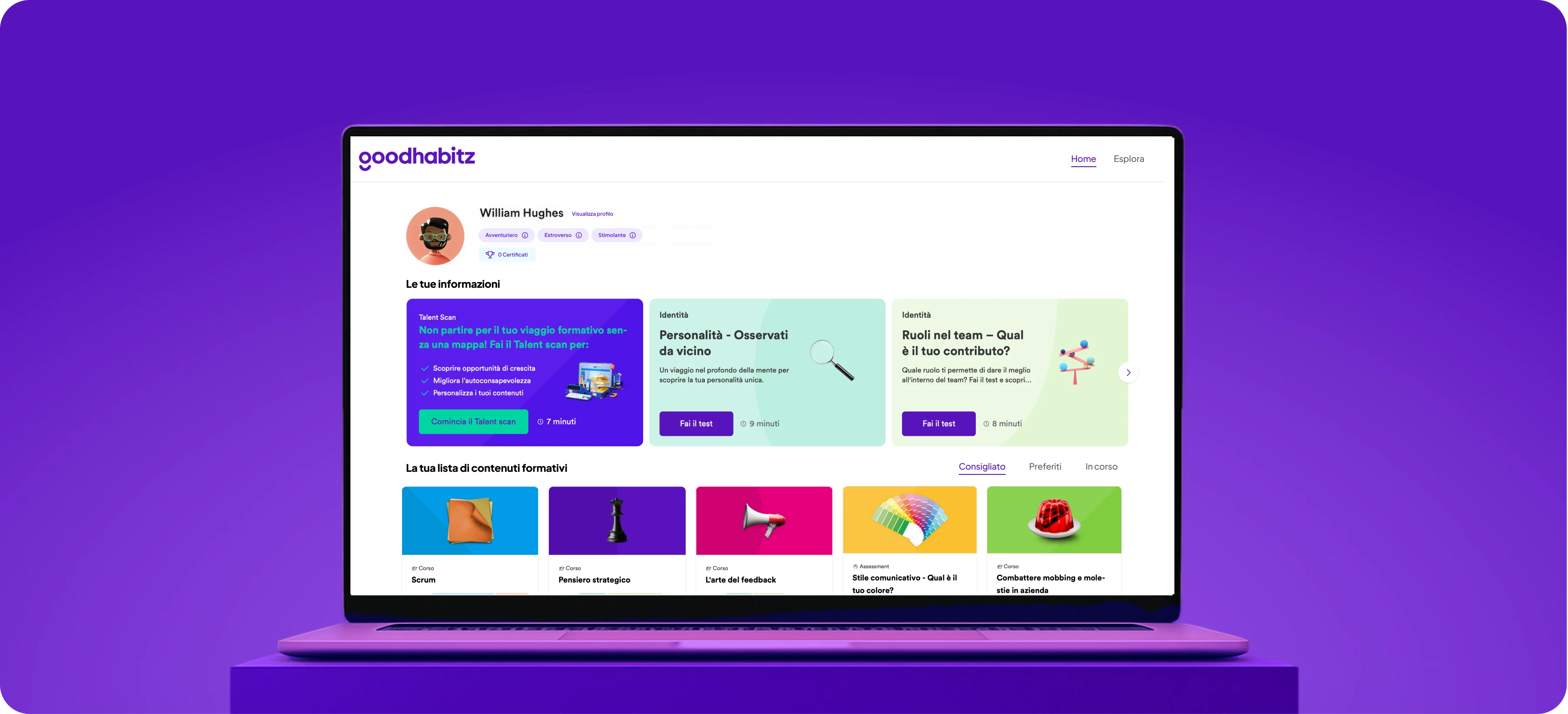 Laptop aperto che mostra la homepage di GoodHabitz in inglese, con opzioni di talent scan, test di personalità e ruoli di squadra, e un elenco di apprendimento personalizzato di corsi con icone colorate su sfondo viola.