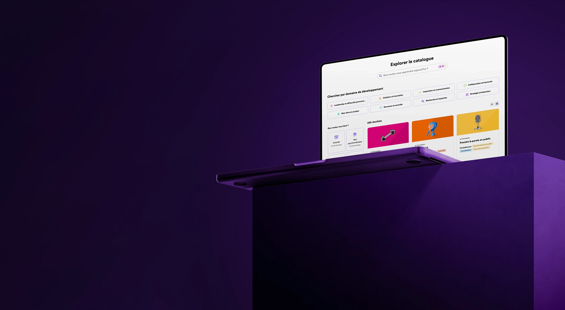 Ordinateur portable avec une interface de catalogue d'apprentissage affichée à l'écran, affichant les options de recherche et les catégories de cours avec des icônes colorées.