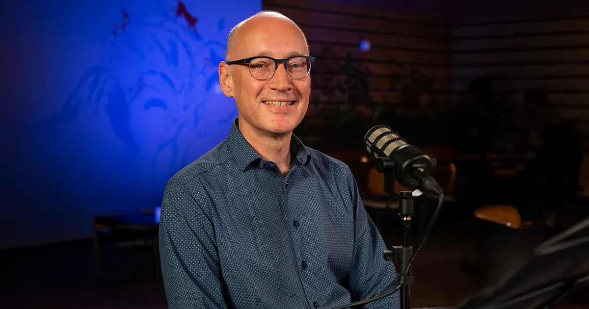 Bas Puts, Global Head of Learning & Skill Architecture at Siemens wearing blue shirt and glasses.