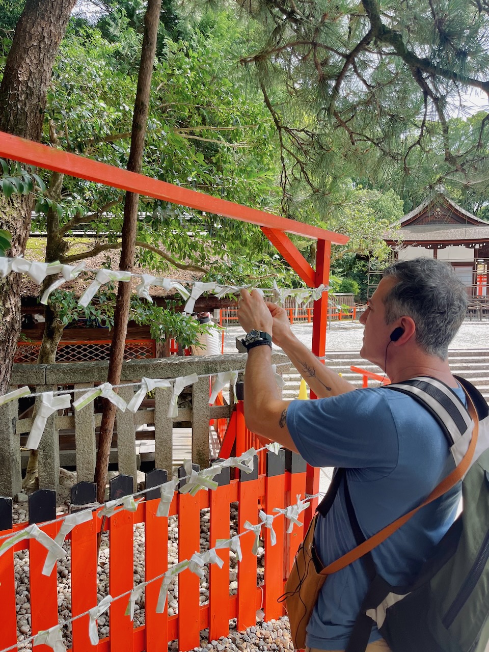 A photograph of a recent sound walk guest who joined a Kyoto, in Sound walk. This photo is from Shimogamo Shrine in Kyoto.