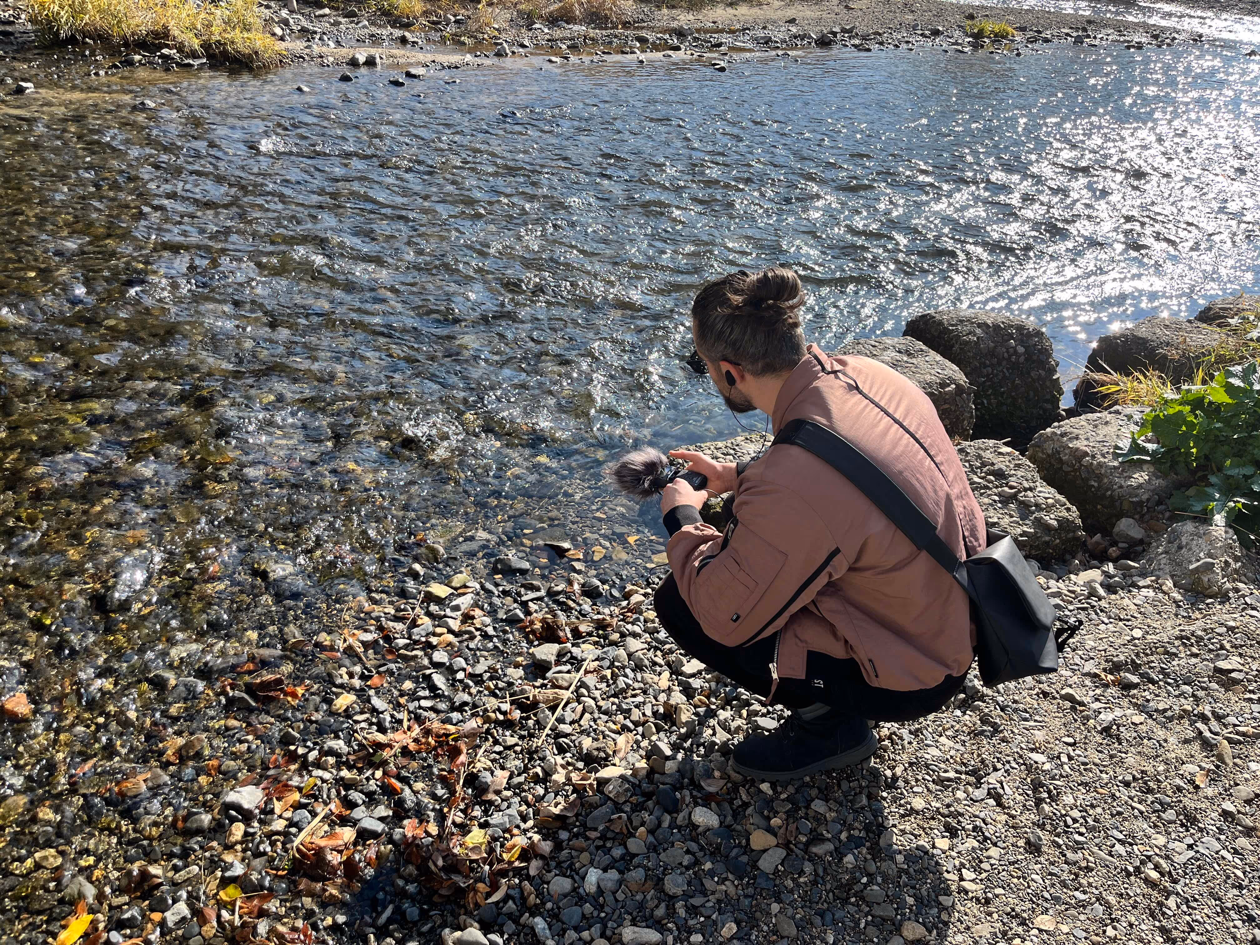 A guest recording the sound of the Kamo River. Birds, water flowing and the sound of the city.