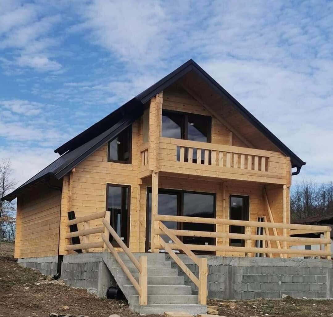 <subject>[background image] image of office building exterior (for a mobility and transportation)</subject>