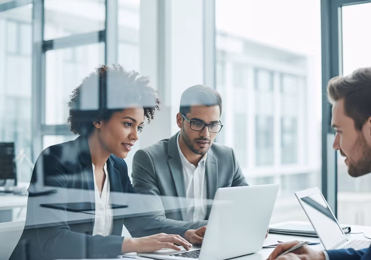 Drei Mitarbeitende eines europäischen Bankinstitut sitzen zusammen und besprechen, wie sie ein komplexes IT System stilllegen können und dabei GoBD-konform sind.