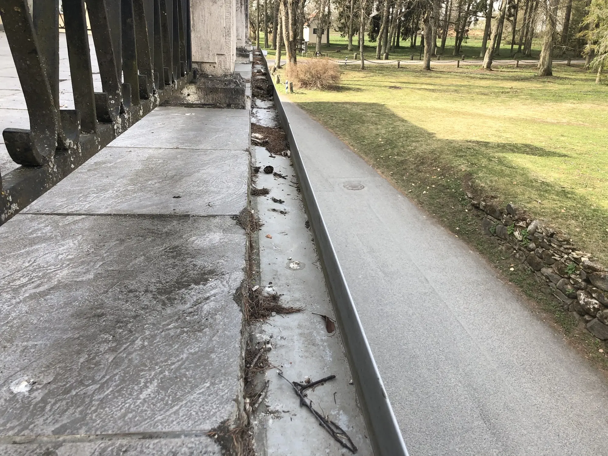 Vhula mõisa terrassi vihmaveerenn enne renoveerimist