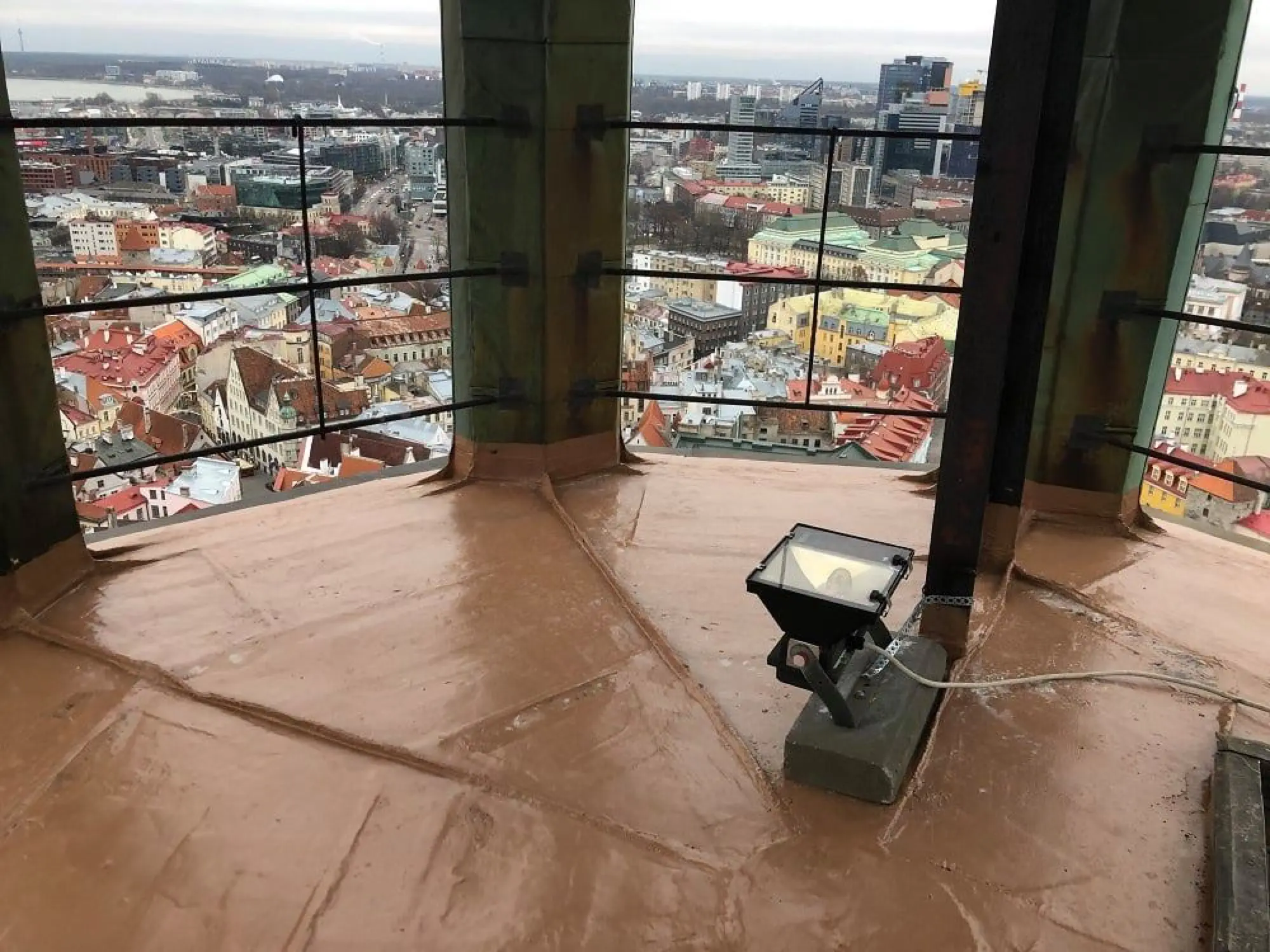 Niguliste kiriku avatud rõdu valtsplekiga põranda vedelplasthüdroisolatsioon on kaetud vasetoonilise vedelplastvärviga 