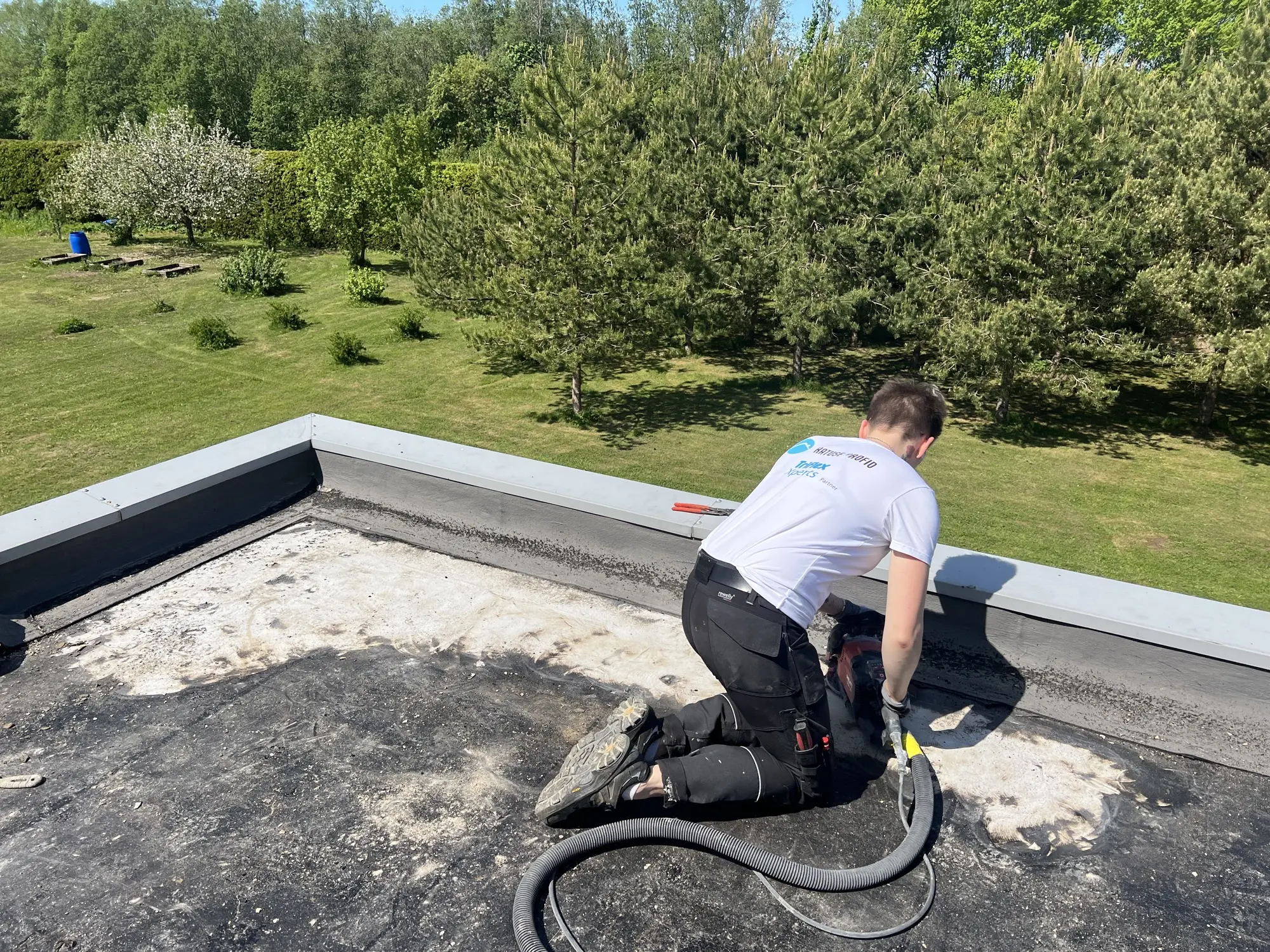 Saue eramu katuse betoonpinna lihvimine enne vedelplasti paigaldust