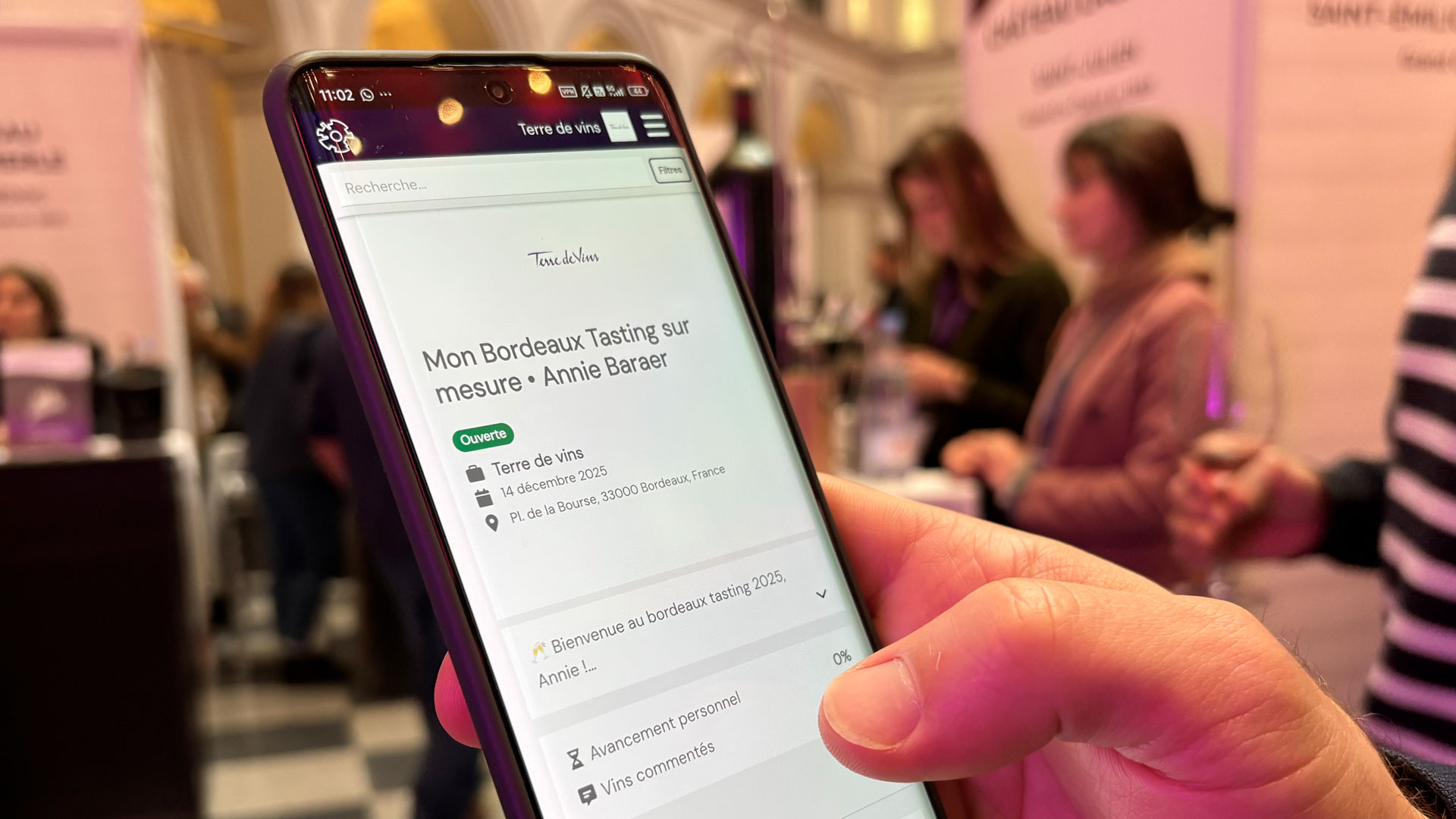 Un smartphone affichant un parcours de dégustation personnalisé, digitalisé dans l’application Tastee de Winespace, lors de Bordeaux Tasting 2025.