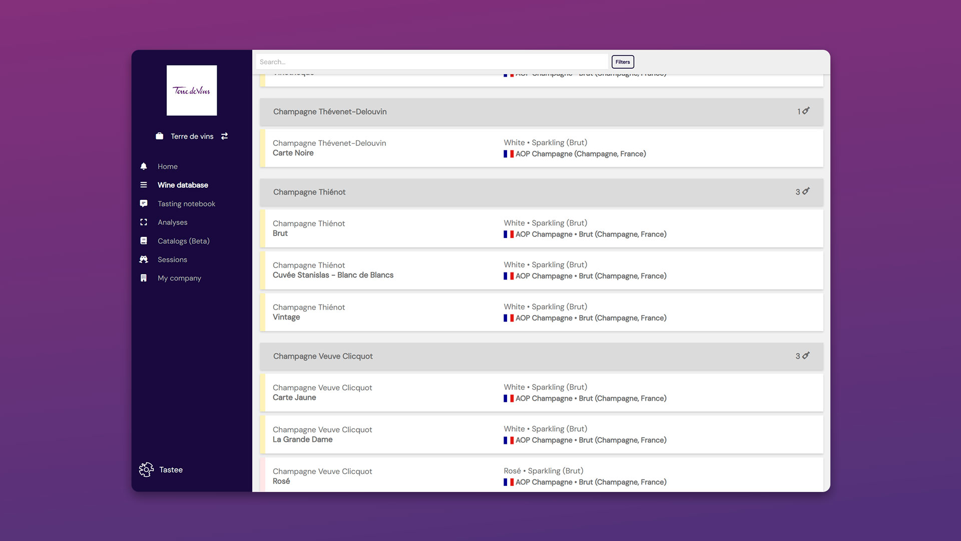 Interfaz de la base de datos Tastee mostrando las notas de cata estructuradas procedentes de los archivos de Terre de Vins