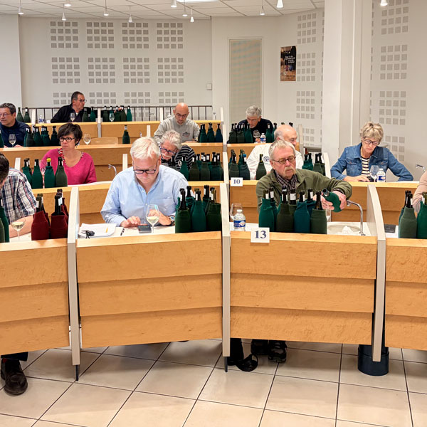 Miembros del jurado de la Cave de Prestige del BIVB evaluando vinos a ciegas en la sala de cata de Beaune